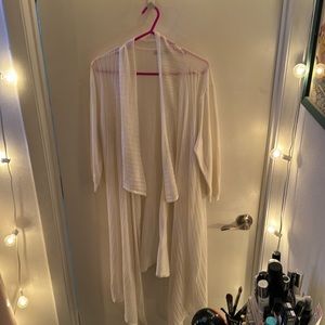 White, 3/4 length sleeves, flyaway, high/low NYCO duster, lightweight XL